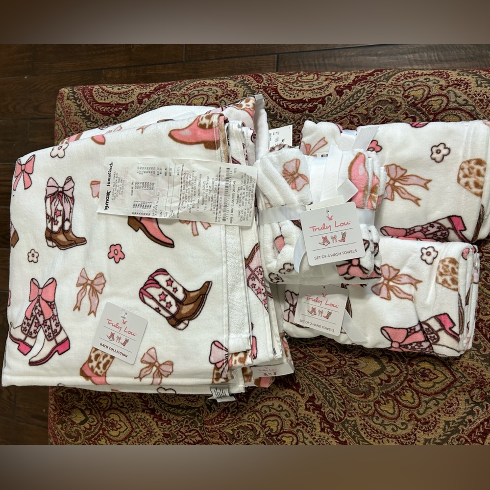 Truly Lou White and Pink Western Print Towel Set